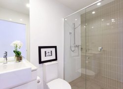 2103-438VictoriaAve04